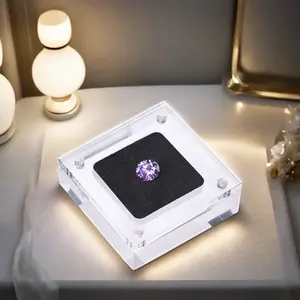 Caixa de exibição de joias em acrílico transparente com diamantes e pedras preciosas pequenas soltas