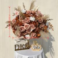 Arrangement de fleurs artificielles de couleur marron populaire, rose marron foncé, boule de fleurs de pampa pour centre de table de mariage