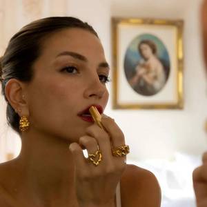 Boucles d'oreilles clous géométriques plissées en acier inoxydable plaqué or 18 carats, style européen et américain, design pli effet lave - Product Image 2