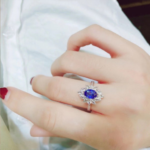 Anello di Lusso con Grappolo di Gemme Blu per Donne, Elegante Gioiello da Dito alla Moda - Product Image 2