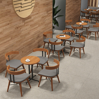 Ensemble de mobilier moderne pour hôtel, café et restaurant : banquette de café, canapé, chaises de salle à manger et tables en bois pour la restauration rapide