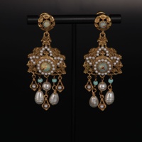 Boucles d'oreilles pendantes vintage en or antique, motif floral ajouré, avec perles et pompons, élégantes et spectaculaires pour femme