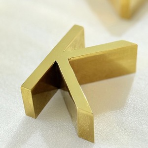 Enseigne personnalisée en forme de lettre avec miroir doré 3D en acier inoxydable pour bureau d'affaires et magasin pour application d'hôpital avec logo mural extérieur