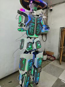 Robot de Escenario Luminoso Portátil con Sombrero de <span class=keywords><strong>Vaquero</strong></span>, Mecha Láser LED RGB con Patrón Hueco para Bares, Desfiles, Eventos Comerciales y Actuaciones en Vivo - Product Image 4