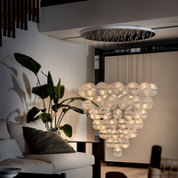 Lampe à suspension en verre bulle minimaliste personnalisable pour lustres à haut plafond dans le hall d'escalier de l'hôtel