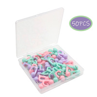 Boîte de 50 crochets à punaises durables et peu encombrants, avec options de couleurs riches, broches faciles à installer.