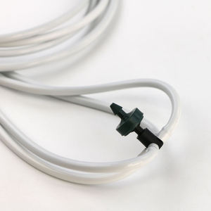 Kit d'irrigation goutte à goutte automatique 4 voies 2L 4L 8L avec émetteur en plastique 60cm blanc et flèche noire intégrée - Product Image 2