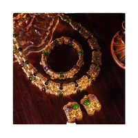 Parure de bijoux de luxe, design vintage lourd, en pierre naturelle et strass, sertie intégralement, comprenant collier ras-de-cou, boucles d'oreilles et bracelet
