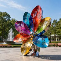 Sculpture florale en acier inoxydable arc-en-ciel, design de pétales de feuilles irisées, décoration artistique pour l'aménagement paysager des places publiques et des jardins