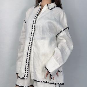 Conjunto Casual de Verano para Mujer OEM, Nueva Moda, Camisa Blanca de Lino de Manga Larga por Encima de la Rodilla, Top Corto con Bordado a Mano, Estilo Diario - Product Image 2