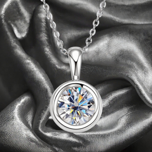 Collar con Colgante Clásico de Plata de Ley 925 con Baño de Rodio y Moissanita de 1 Quilate para Mujer - Precioso Regalo de Joyería para Boda - Product Image 3