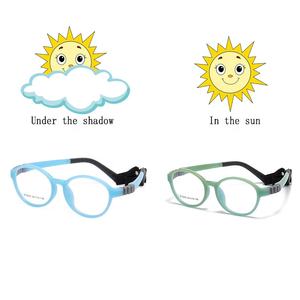 Vente en gros de lunettes optiques 18285 caméléon pour enfants avec charnière et bracelet en caoutchouc silicone à monture ovale courbée à motif solide - Product Image 4