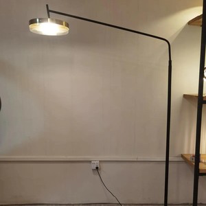Lámpara de pie de metal creativa de lujo con fuente de luz LED y control de interruptor para dormitorio, estudio, sala de estar, diseño de interiores - Product Image 2