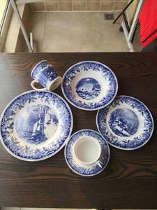 Assiettes de Présentation Personnalisables INS en Céramique Écologique à Bord Doré, Motif Fleur de Prunier et Or Rose – Collection Vaisselle Tendance - Product Image 4
