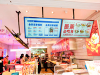 Papan Menu Digital Android Ultra Tipis Berbentuk Persegi Panjang 65 Inci dengan Layar Sentuh Inframerah dan Tampilan Gantung