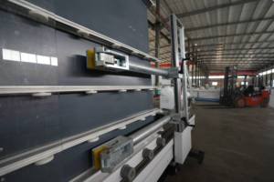 ศูนย์รวมการผลิตกระจกแนวตั้งอัตโนมัติ เครื่องเจาะกัดและขัดกระจก CNC สำหรับกระจกแบน - Product Image 3