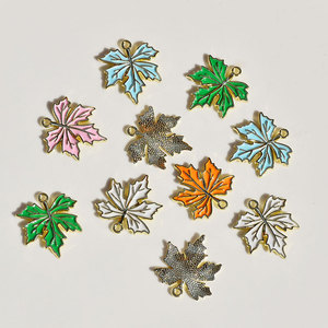Colgantes de hoja de arce de aleación de zinc con efecto de goteo de aceite para la fabricación de pendientes, componentes de joyería - Product Image 3