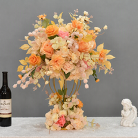 Centre de table en fleurs artificielles orange champagne, composition florale mixte avec support en métal doré pour la décoration de table de réception de mariage