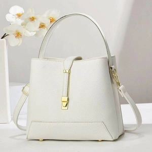 Bolso de hombro femenino de paja trenzada a mano para el verano con un diseño elegante y moderno. - Product Image 3