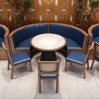 Ensemble de sièges pour restaurant commercial, chaises en bois massif, table avec plateau en faux marbre, chaises bleues rembourrées, mobilier de restaurant