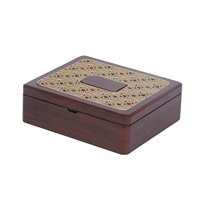 Boîte à chocolat carrée en bois avec couvercle sculpté, fermeture magnétique, doublure en PU, logo personnalisé pour l'emballage de noix séchées et de desserts de luxe