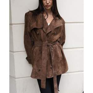 Chaqueta de ante sintético marrón personalizada 2026 para mujer, abrigo de invierno con cinturón, elegante, de manga larga, tejida, para mantener el calor. - Product Image 3