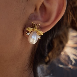 Pendientes de Perlas con Diseño de Abeja, Chapados en Oro de 18K, Acero Inoxidable, Diseño de Insecto, para Uso Diario - Product Image 3