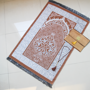 Alfombra de oración Kaaba de la marca YASEEN, de seda satinada suave y antideslizante, con diseño de bolso plegable, venta al por mayor de fábrica. - Product Image 1