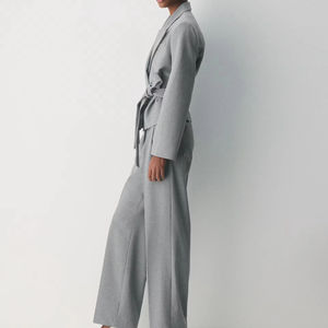 Trajes y Blazers Cortos Grises con Cinturón para Mujer, Silueta Entallada con Definición en la Cintura - Product Image 4