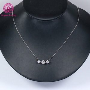 Collar con colgante de moissanita de <span class=keywords><strong>3</strong></span> piedras de corte brillante redondo elegante collar de moissanita de Plata de Ley 925 de alta calidad para regalos - Product Image 4