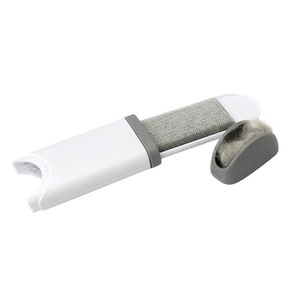 Brosse anti-peluches pour vêtements, en plastique réutilisable, avec poignée bleue et surface en tissu, pour vêtements d'hiver, manteaux en cachemire, canapés, lits - Product Image 4