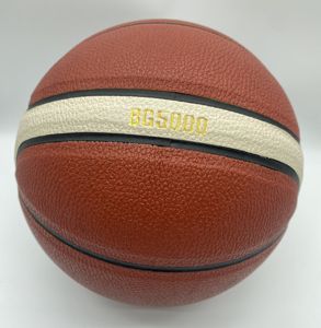 Balón de Baloncesto Molten BG4500/BG5000 de Cuero PU Premium con Canales Profundos para un Agarre Mejorado - Product Image 4