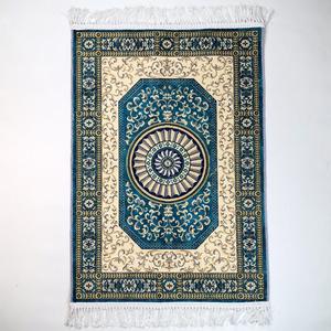Alfombra de Oración Musulmana Islámica de Terciopelo con Borlas Plegable, Resistente al Polvo, de Alta Calidad, Acolchada, Ecológica, Impermeable y Antideslizante - Product Image 1