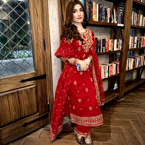 Ensemble de kurta droit brodé rouge avec pantalon palazzo et dupatta - Product Image 1