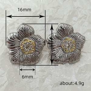 Eleganti Orecchini a Perno con Fiore di Gardenia, Texture Vintage Bicolore, Gioielli da Donna alla Moda per Uso Quotidiano, Regalo Chic - Product Image 3