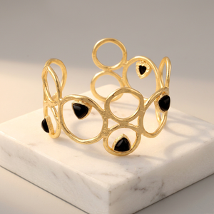 Brazalete de Lujo con Ónix Negro en Forma de Trillón, Joyería de Latón Sólido con Baño de Oro de 18k, Diseño Hueco Ajustable - Product Image 3