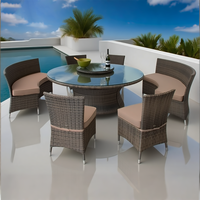 Salon de Jardin en Rotin Marron Foncé | Table Ronde en Verre, Chaises Mixtes Courbes/Droites | Pour Patio, Jardin, Extérieur