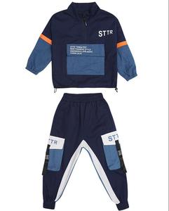 Conjunto de Pantalones y Chaqueta de Algodón para Bebé Niño, Estilo Patchwork en Colores Oscuros con Letras y Bolsillos, Compras en Línea en India - Product Image 3