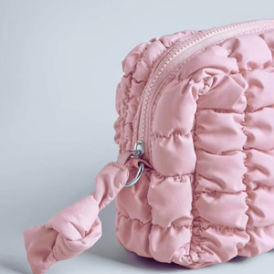 Mode Vente Chaude Bébé Rose Matelassé Cosmétique Sac Mignon <span class=keywords><strong>Trousse</strong></span> <span class=keywords><strong>De</strong></span> Maquillage Organisateur Puffer Maquillage Pochette Voyage <span class=keywords><strong>Trousse</strong></span> <span class=keywords><strong>De</strong></span> <span class=keywords><strong>Toilette</strong></span> pour <span class=keywords><strong>Fille</strong></span> - Product Image 2