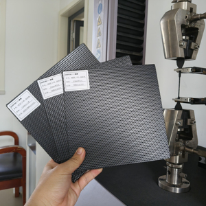 Geomembrana anti-infiltraciones de HDPE, utilizada para sitios de eliminación de residuos peligrosos y revestimientos de estanques de residuos, con una espesor de 1,5 mm. - Product Image 1