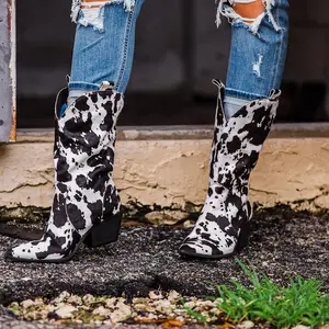 أحذية كاوبوي نسائية جديدة بالجملة بلون الحليب، أحذية نسائية من الجلد الصناعي بمقدمة مدببة ونعل مطاطي - Product Image 1