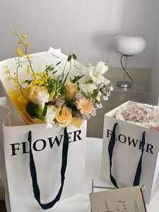 Sacs en papier personnalisés de luxe blancs carrés pour bouquets de fleurs, emballage cadeau imprimé pour fleuristes - Product Image 4