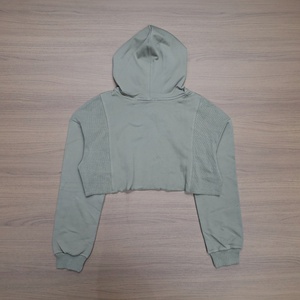 Sudadera con capucha y cremallera para mujer, estilo crop top, hombros caídos, corte holgado, bajo sin rematar, de fabricante personalizado - Product Image 3