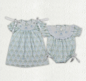 Robe d'été respirante à carreaux et fleurs, smockée avec nœuds, coupe trapèze, longueur genou pour filles, assortie à une combinaison à volants - Product Image 1