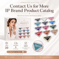 Insignia con Logotipo Triangular Invertido OEM con Borde de Diamantes de Imitación, Incrustación de Esmalte, Letra Inicial, Diseño de Logotipo en Plata y Oro