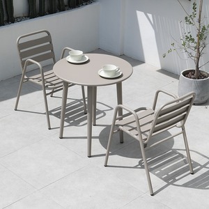 Ensemble de jardin en aluminium blanc bon marché de style contemporain Walden, chaise et table, meubles de <span class=keywords><strong>terrasse</strong></span>, de balcon et de patio extérieur - Product Image 3