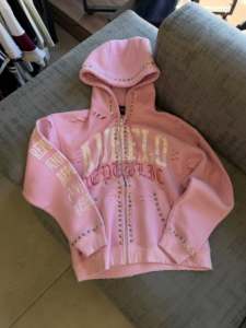 Sudaderas con capucha para hombre, personalizadas al por mayor, de algodón polar, estilo streetwear Y2K grunge, desgastadas, con tachuelas, de corte holgado y con cremallera. - Product Image 1