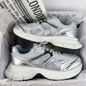 รองเท้าลำลองสไตล์สปอร์ตเดินสบาย รุ่นปี 2026 ดีไซน์ทันสมัย ระบายอากาศได้ดี วัสดุท่อนบนนุ่ม ผลิตจากยางและผ้าตาข่าย คุณภาพสูง สำหรับฤดูใบไม้ร่วง รุ่นใหม่ - Product Image 2