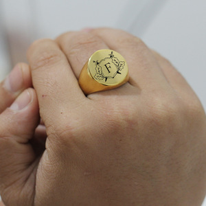 Bague ronde rétro en acier titane avec motif épée double laser et feuille, pour femme, 22 mm, bijou cadeau - Product Image 4