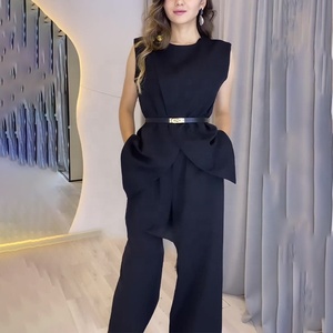 Bộ đồ hai mảnh nữ gồm áo hai dây cổ tròn màu trắng, cạp cao, kiểu dáng ôm sát, quần dài ống rộng màu trơn, thanh lịch. - Product Image 3